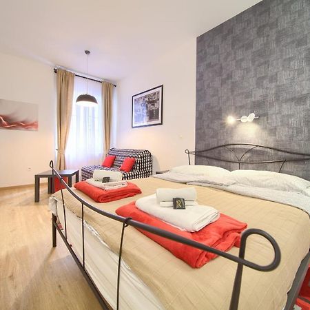 Logo Apartments 5 Min Walk To Main Square Zagreb Bagian luar foto