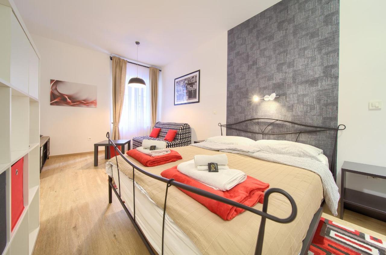 Logo Apartments 5 Min Walk To Main Square Zagreb Bagian luar foto