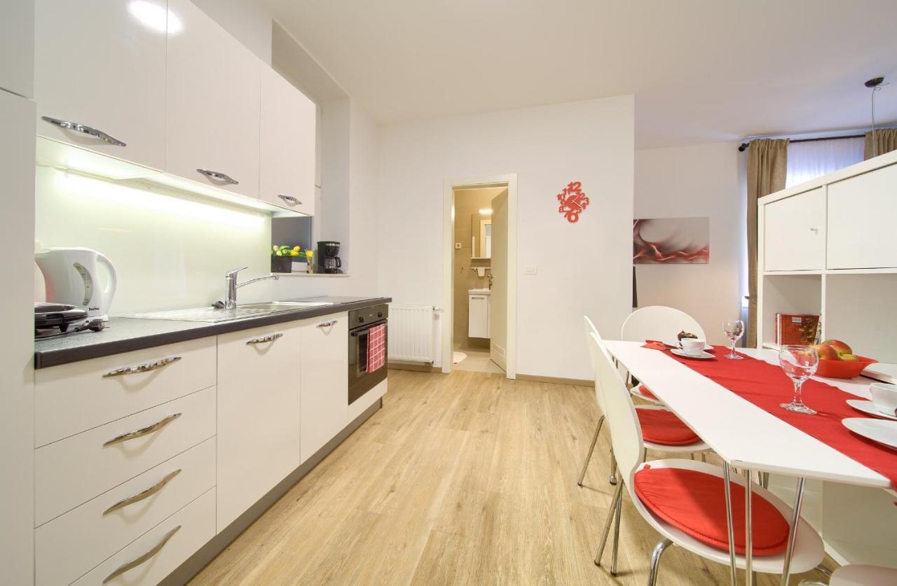 Logo Apartments 5 Min Walk To Main Square Zagreb Bagian luar foto